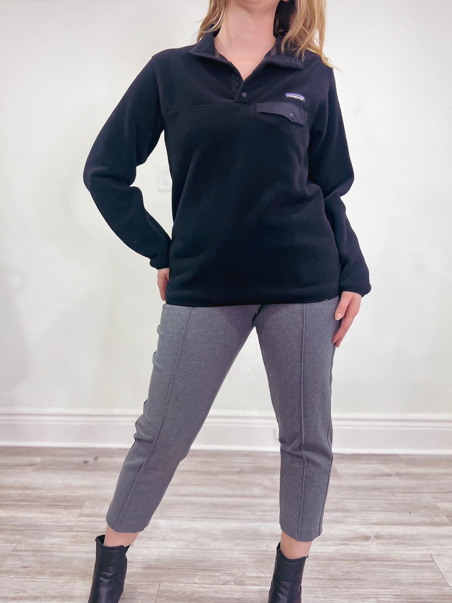 Patagonia "Women's Lightweight Synchilla® Snap-T® Fleece Pullover" in Black (Size M)