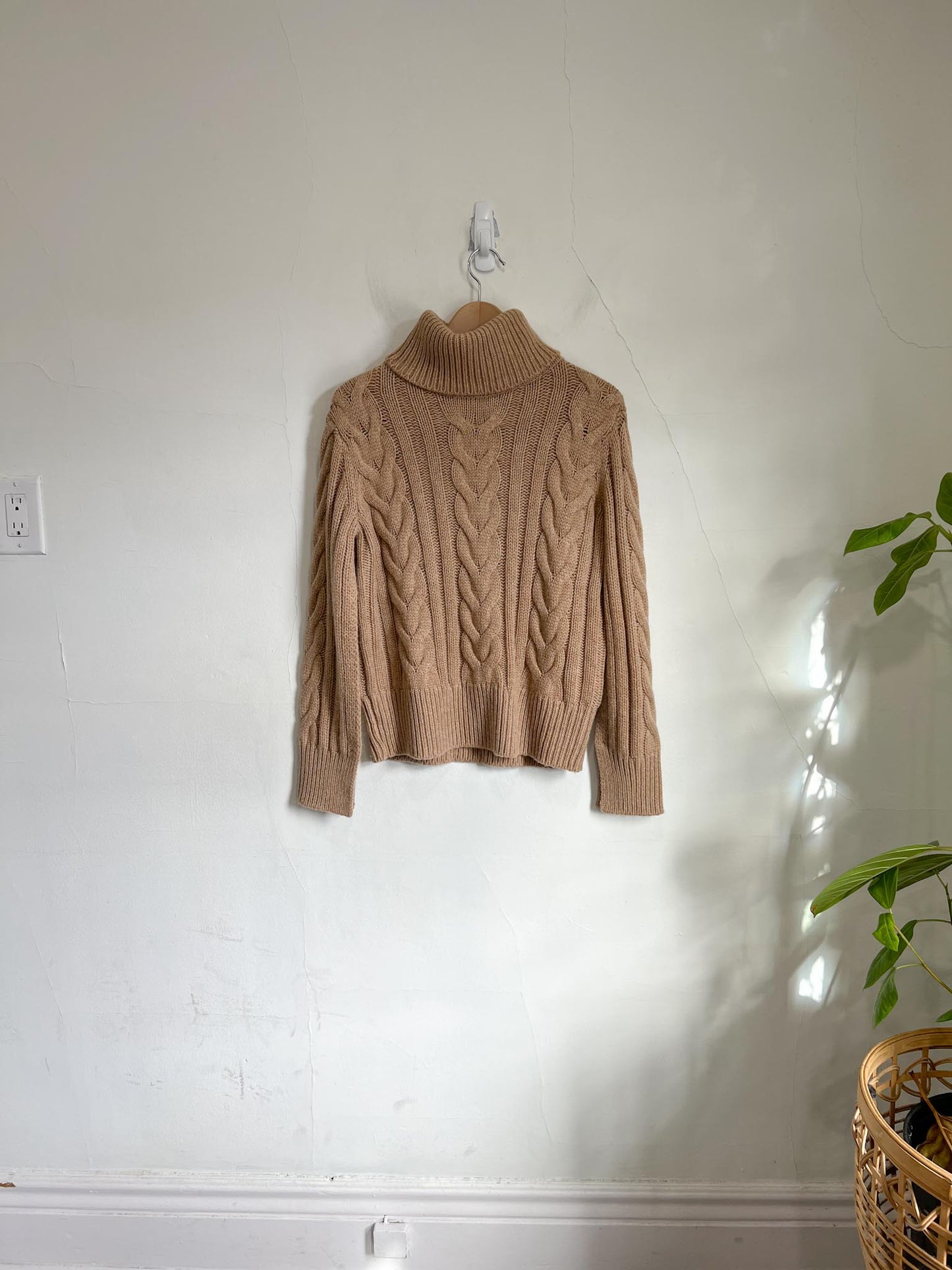 Banana Republic "Merino-Cashmere Split-Sleeve Sweater" in Brown (Size XS/S)