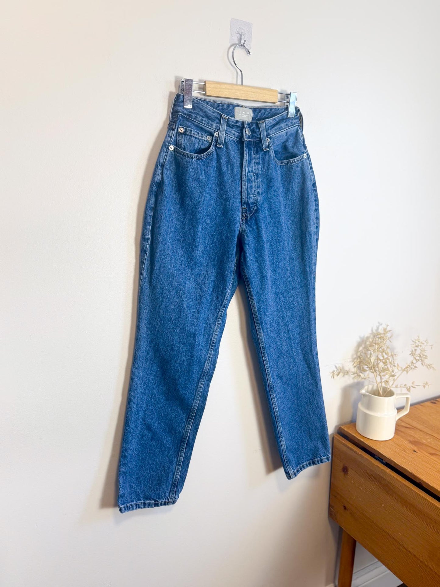Everlane "The Curvy 90s Cheeky Straight Jean" in Medium Wash (Size 27)