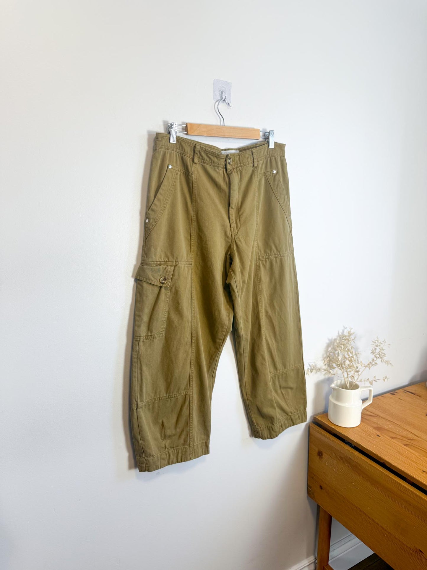 by Anthropologie Cropped Cargo Pants in Khaki Green (Size 14P)