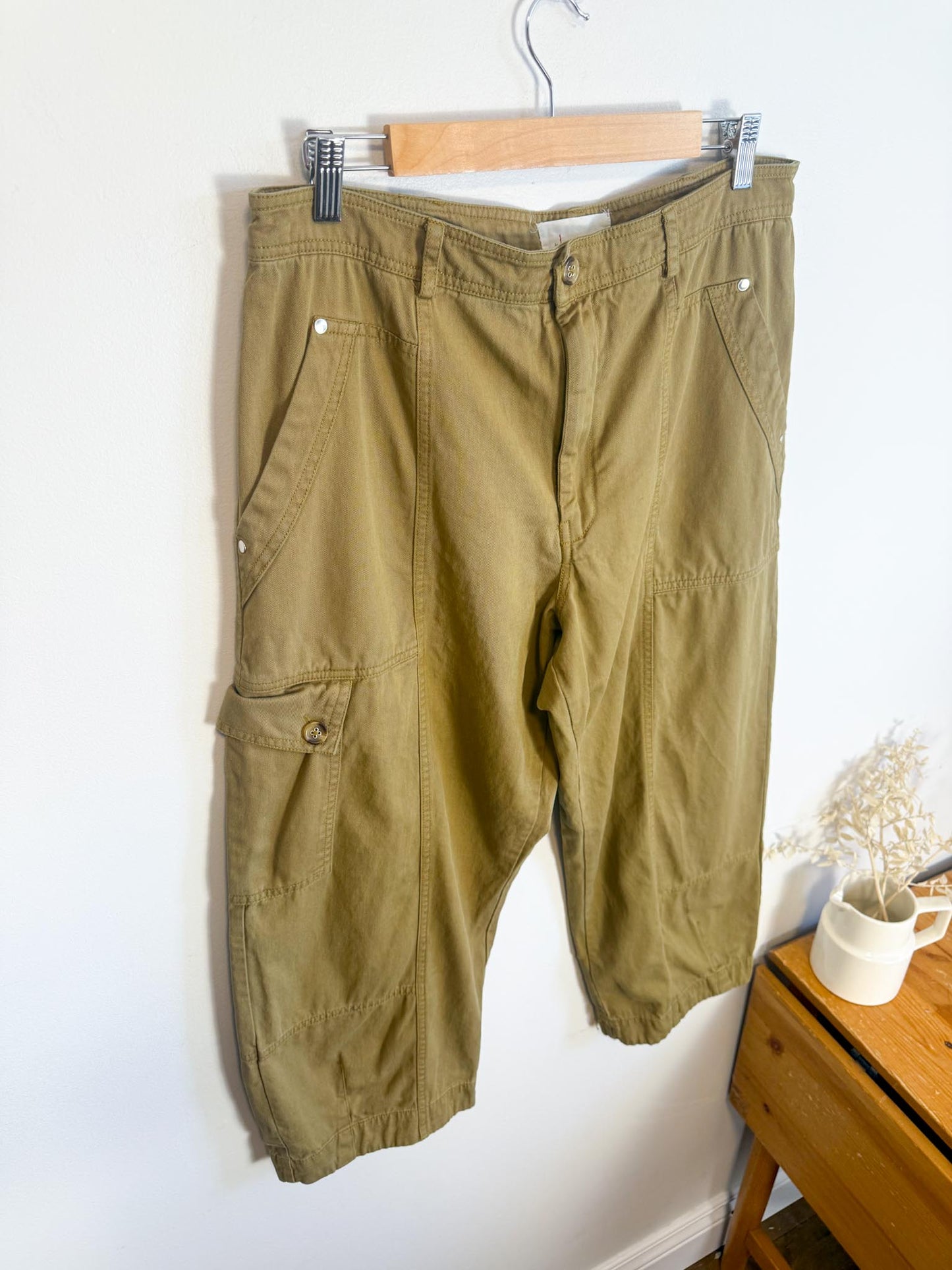 by Anthropologie Cropped Cargo Pants in Khaki Green (Size 14P)