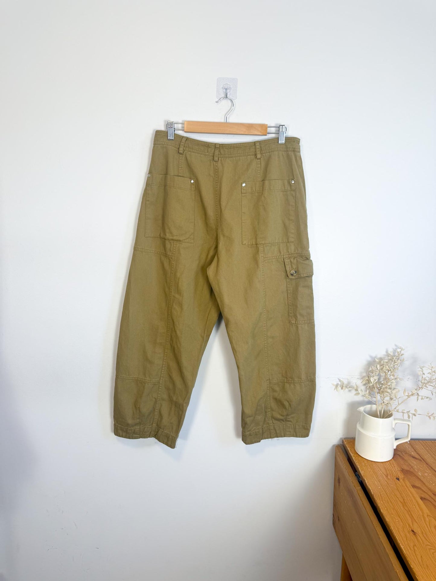 by Anthropologie Cropped Cargo Pants in Khaki Green (Size 14P)