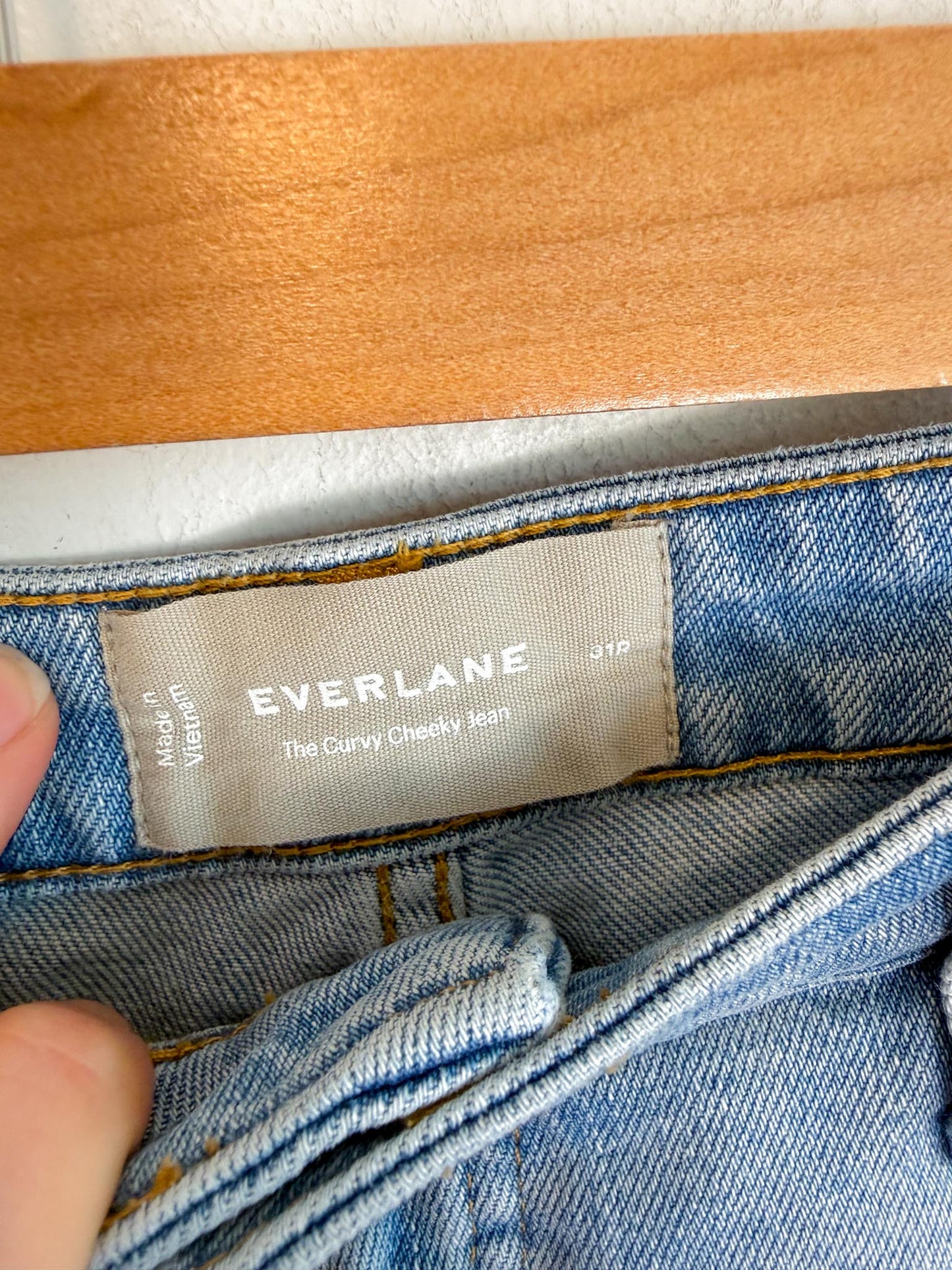 Everlane "The Curvy Cheeky Jean in Light Wash" (Size 31R)