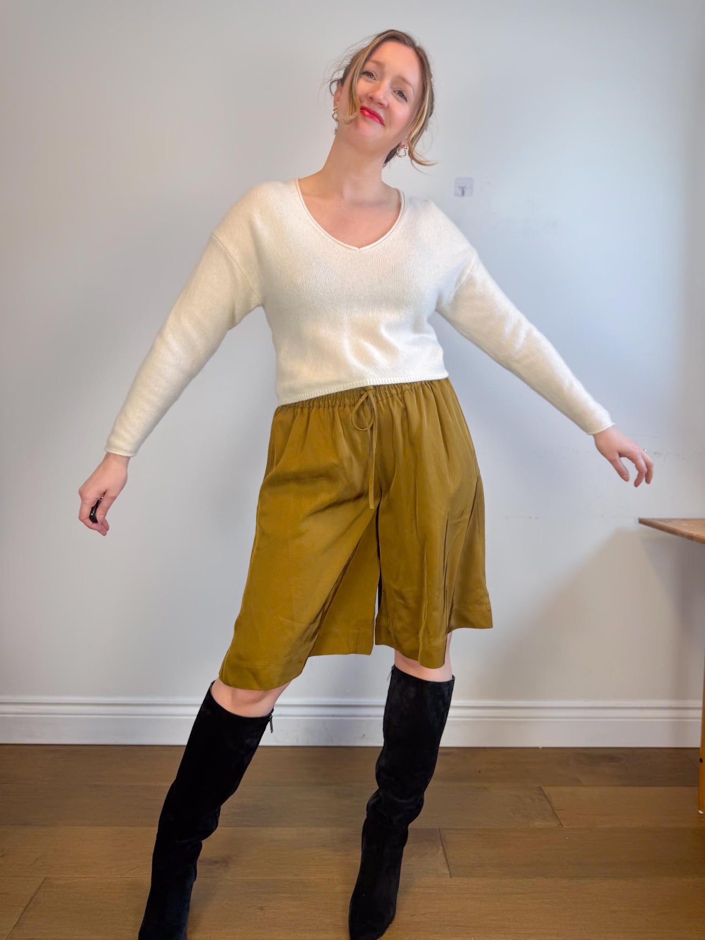 The Group Babaton "Genre Cashmere Cropped Sweater in Cream" (Size XS/S)