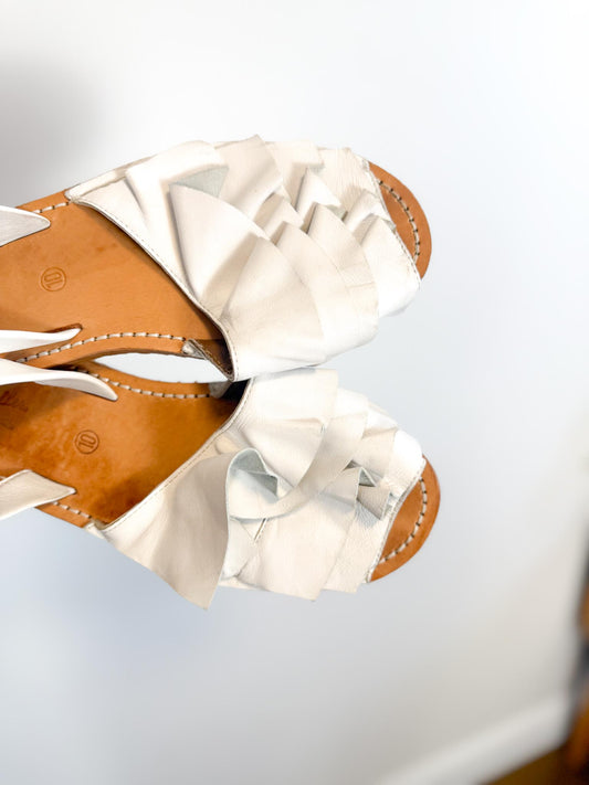 Seychelles "Peace of Mind Ruffle Sandals in White" (Size 10)
