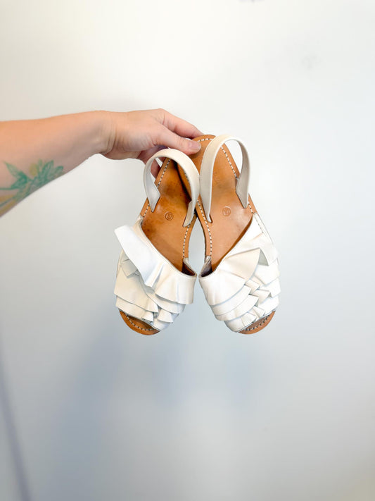 Seychelles "Peace of Mind Ruffle Sandals in White" (Size 10)