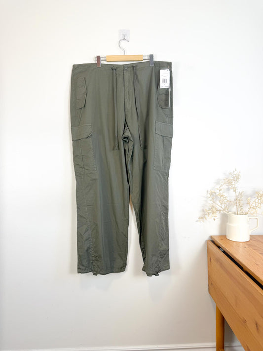 Good American "Parachute Pants in Fatigue" NWT (SIze XL)