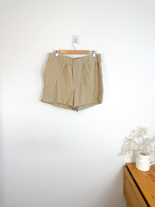 Banana Republic Shorts in Light Brown (Size L)