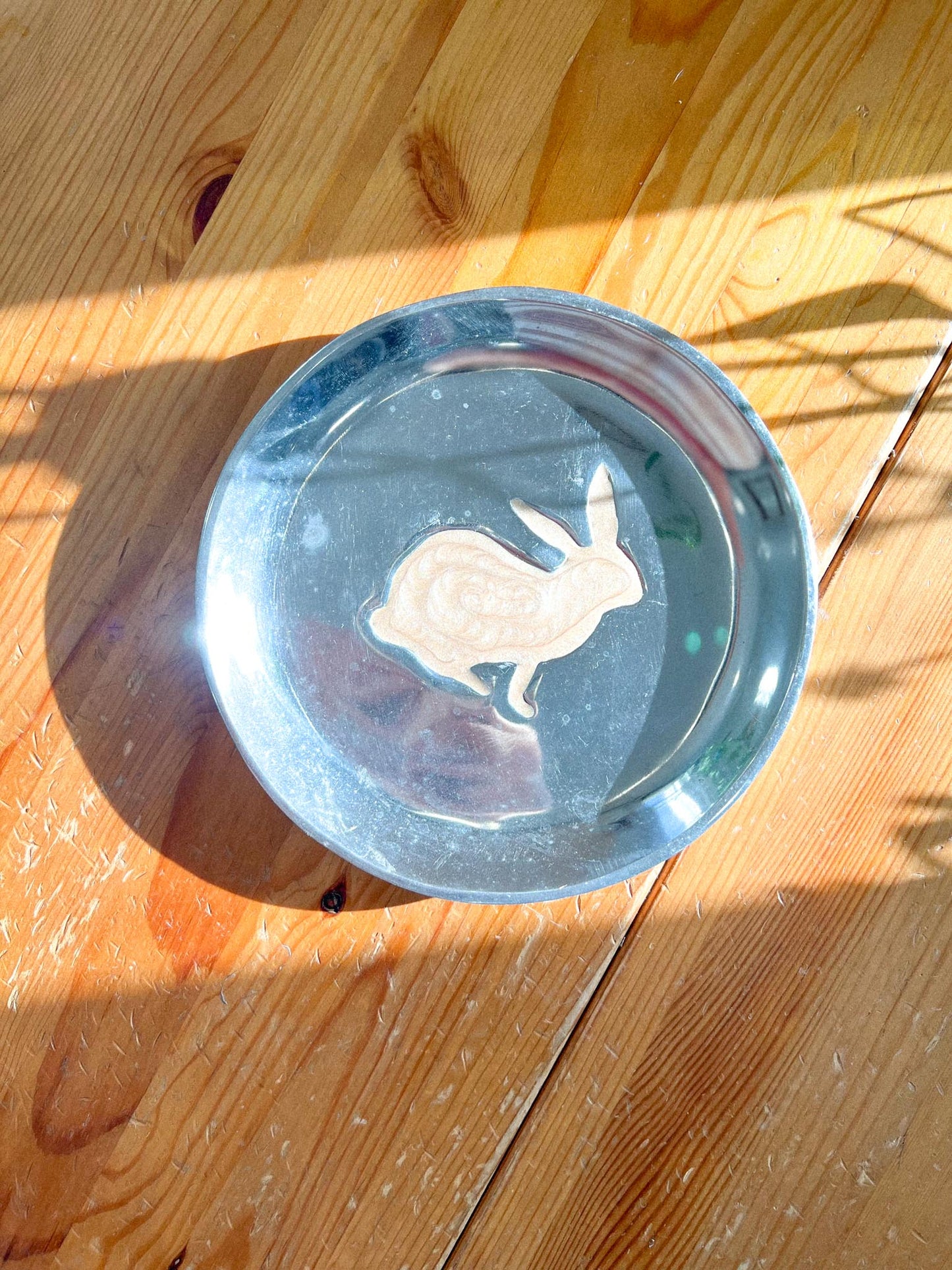 Pampa Bay Small Silver Plate with Pearlized Rabbit