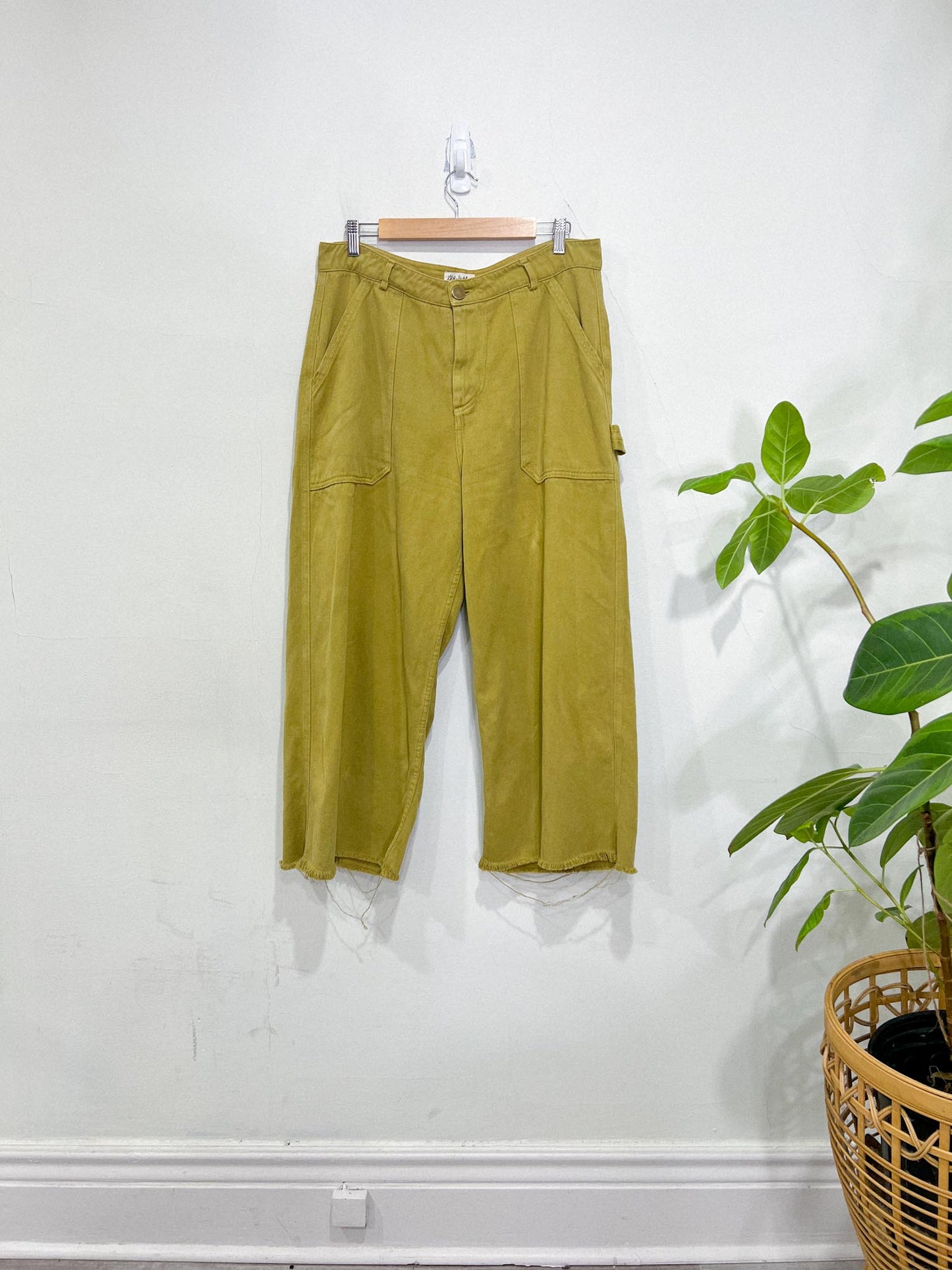 Back Beat Rags Slow Fashion Wide Leg Cropped Pants in Green (Size XL)