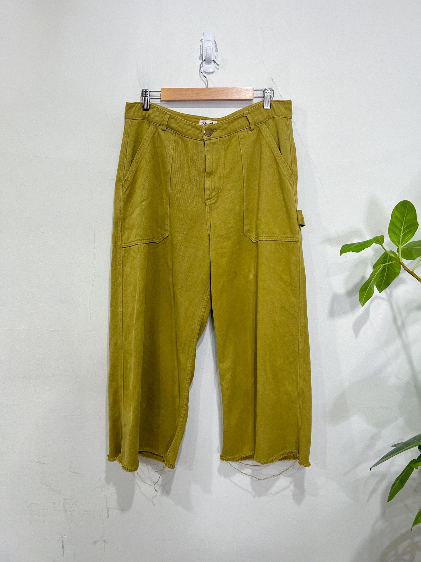 Back Beat Rags Slow Fashion Wide Leg Cropped Pants in Green (Size XL)