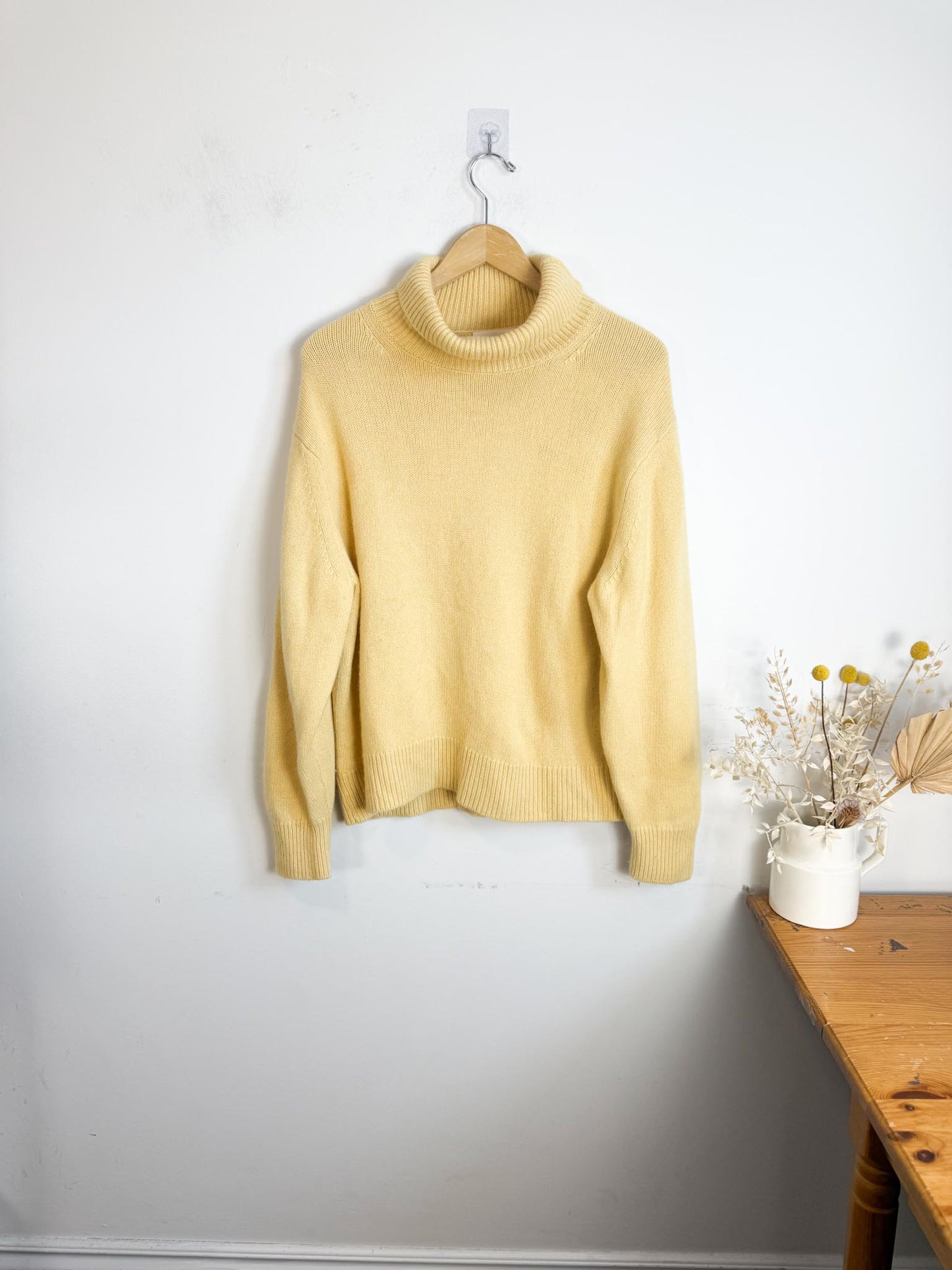 Wilfred Cashmere Turtleneck Sweater in Butter Yellow (Size L)