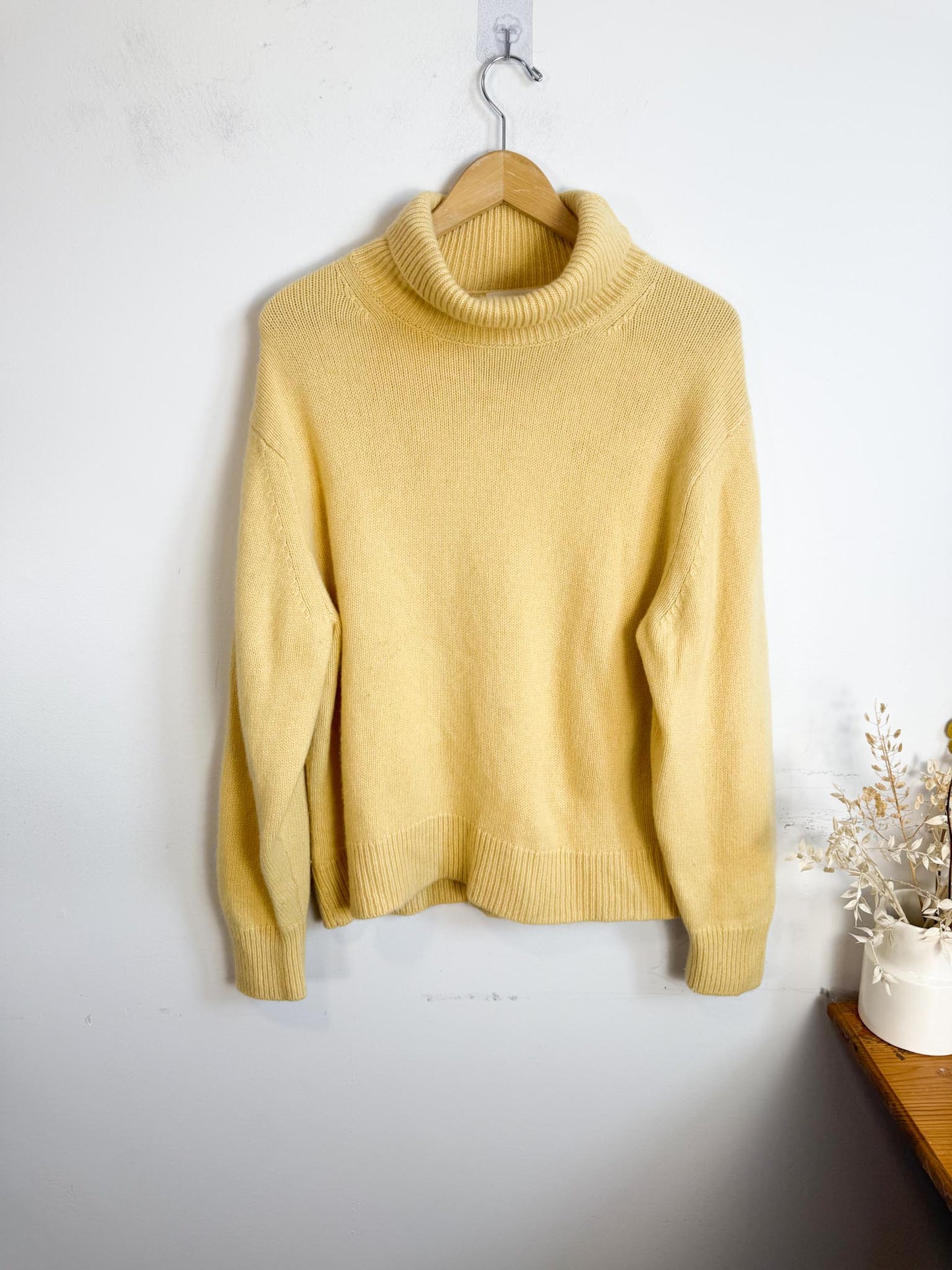 Wilfred Cashmere Turtleneck Sweater in Butter Yellow (Size L)