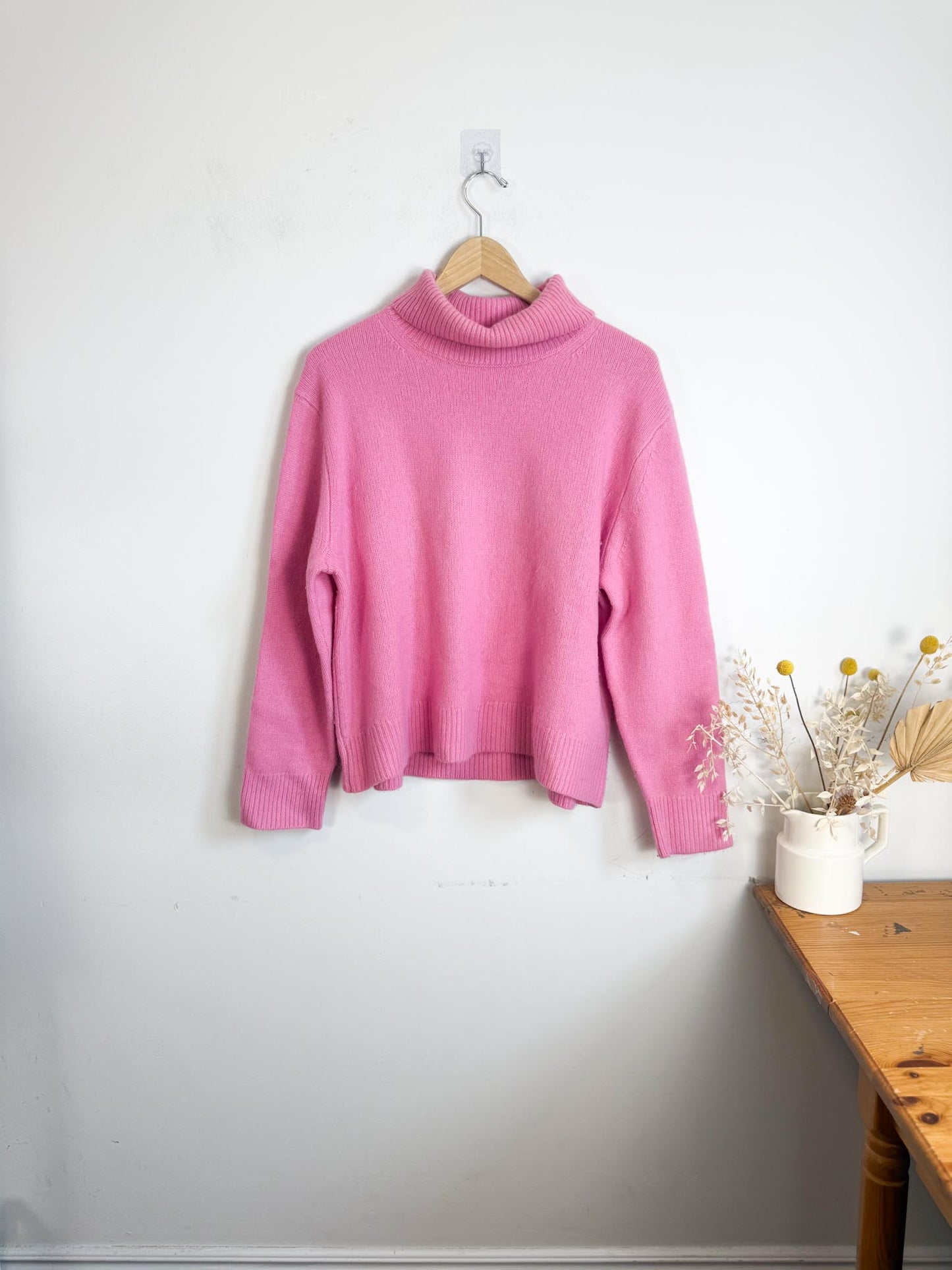 Wilfred Cashmere Turtleneck Sweater in Bubblegum Pink (Size L)