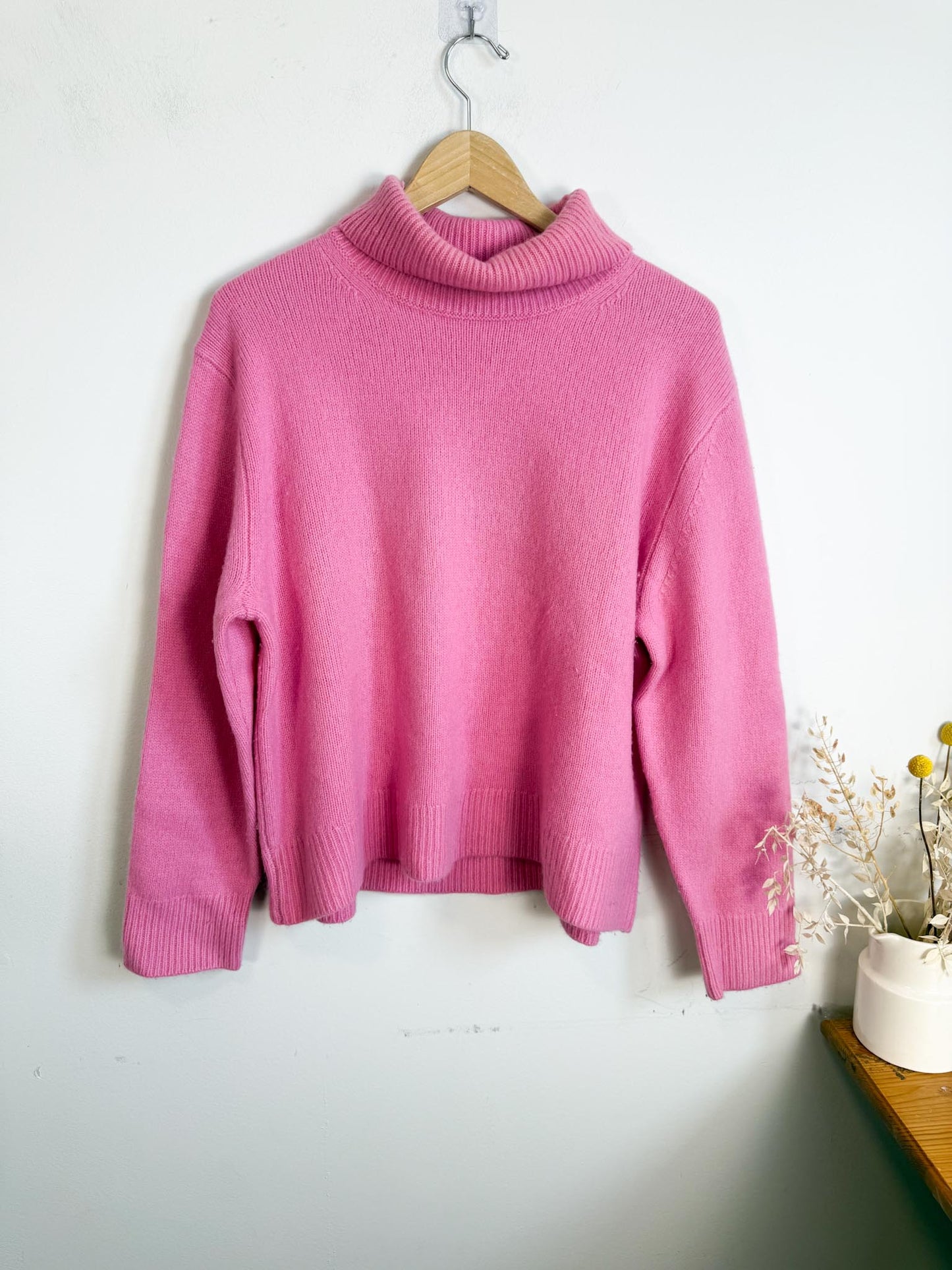 Wilfred Cashmere Turtleneck Sweater in Bubblegum Pink (Size L)
