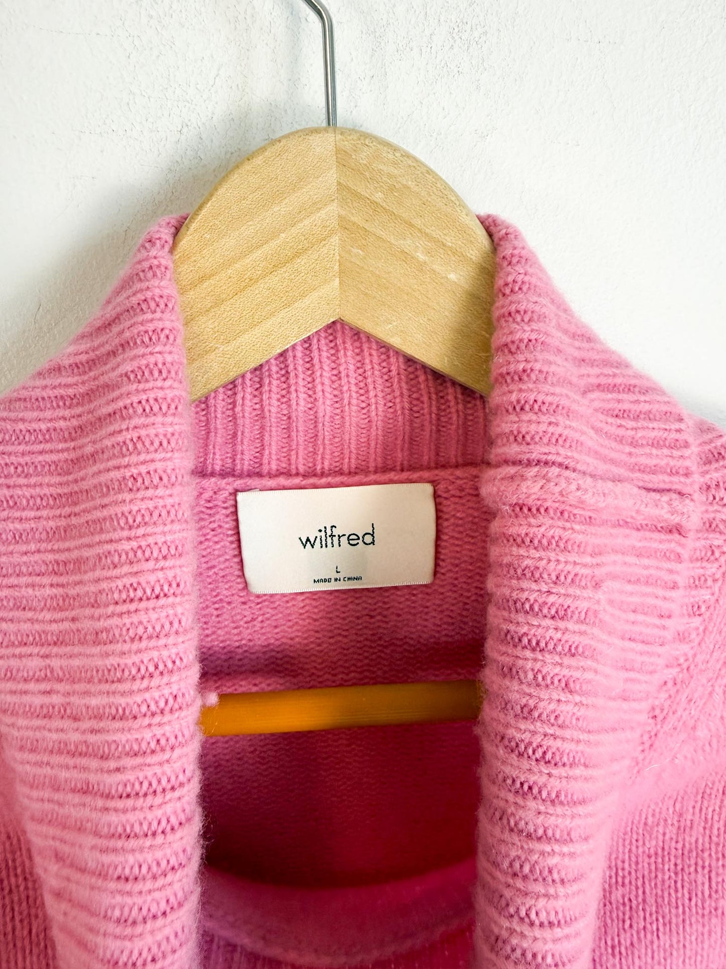 Wilfred Cashmere Turtleneck Sweater in Bubblegum Pink (Size L)