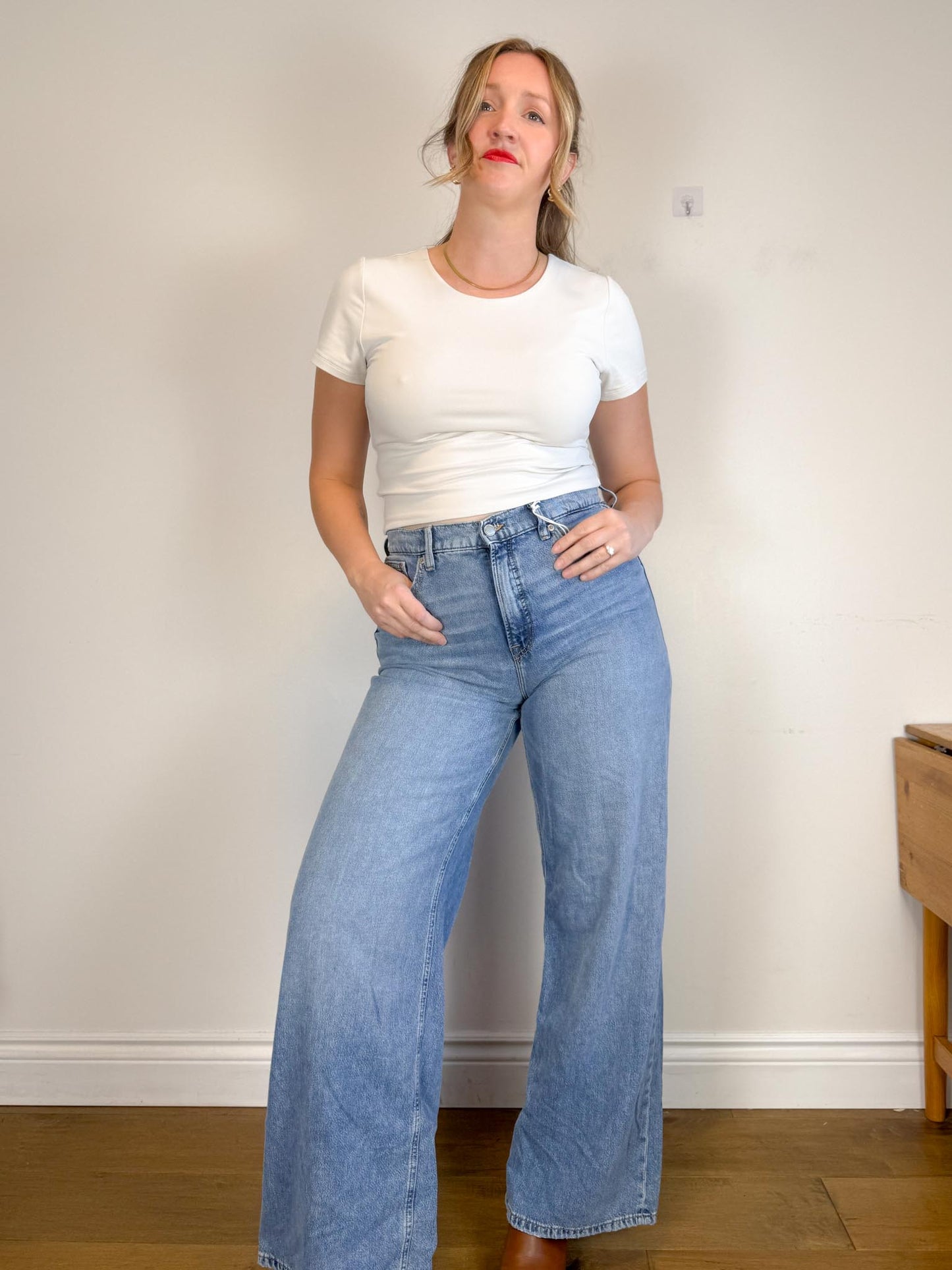 Good American "Good Standard Ease Jeans in Light Wash" NWT (Size 27)