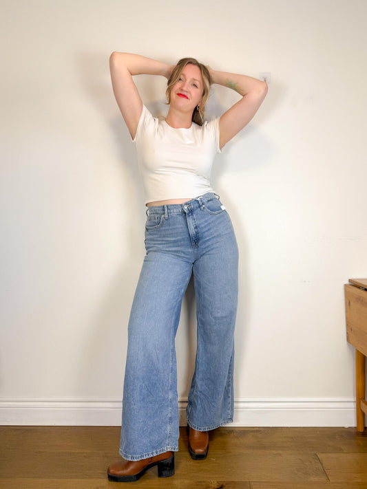 Good American "Good Standard Ease Jeans in Light Wash" NWT (Size 27)