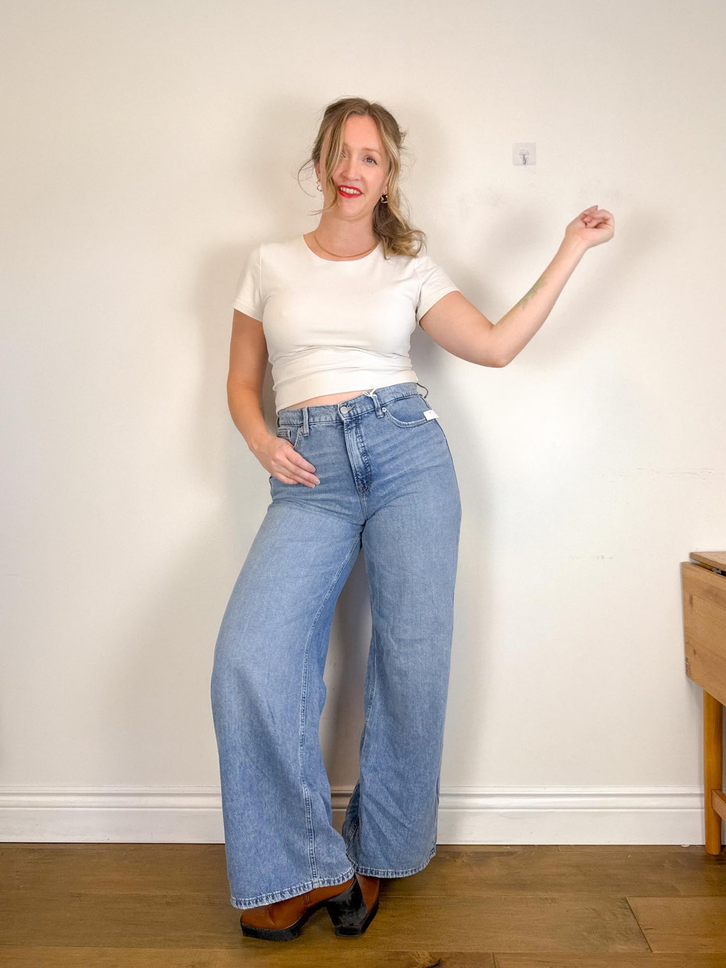 Good American "Good Standard Ease Jeans in Light Wash" NWT (Size 27)