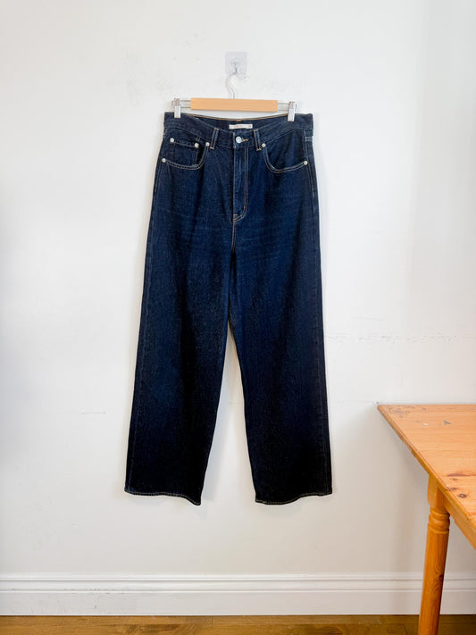 Levi’s "High Loose Jeans in Dark Wash" (Size 30)
