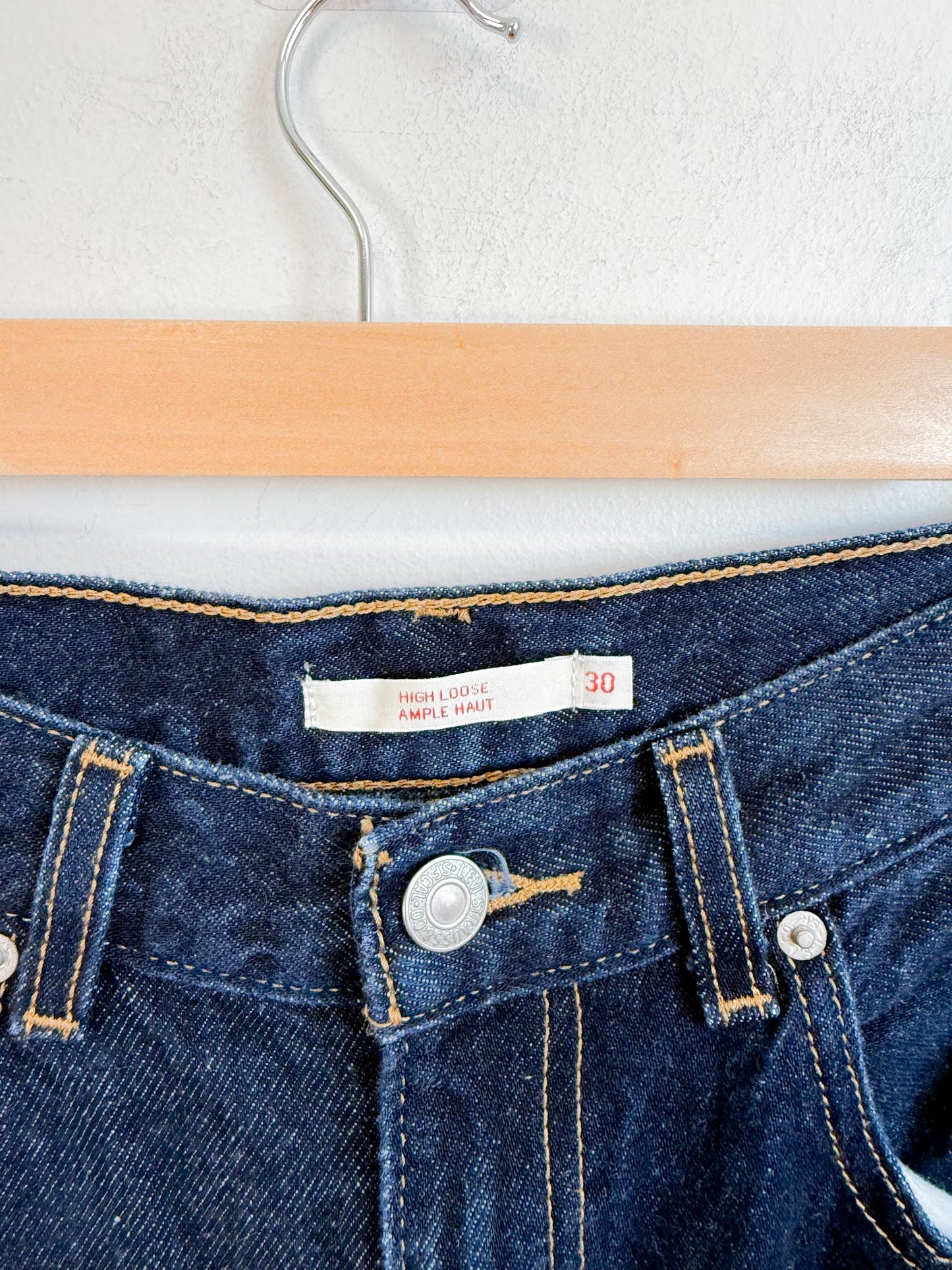 Levi’s "High Loose Jeans in Dark Wash" (Size 30)