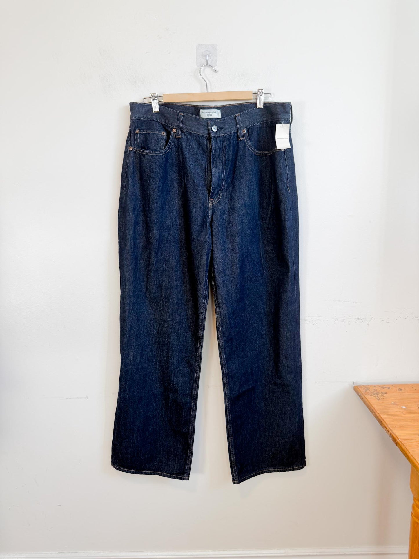 Abercrombie & Fitch "The Loose High Rise Jeans in Dark Wash" NWT (Size 31)