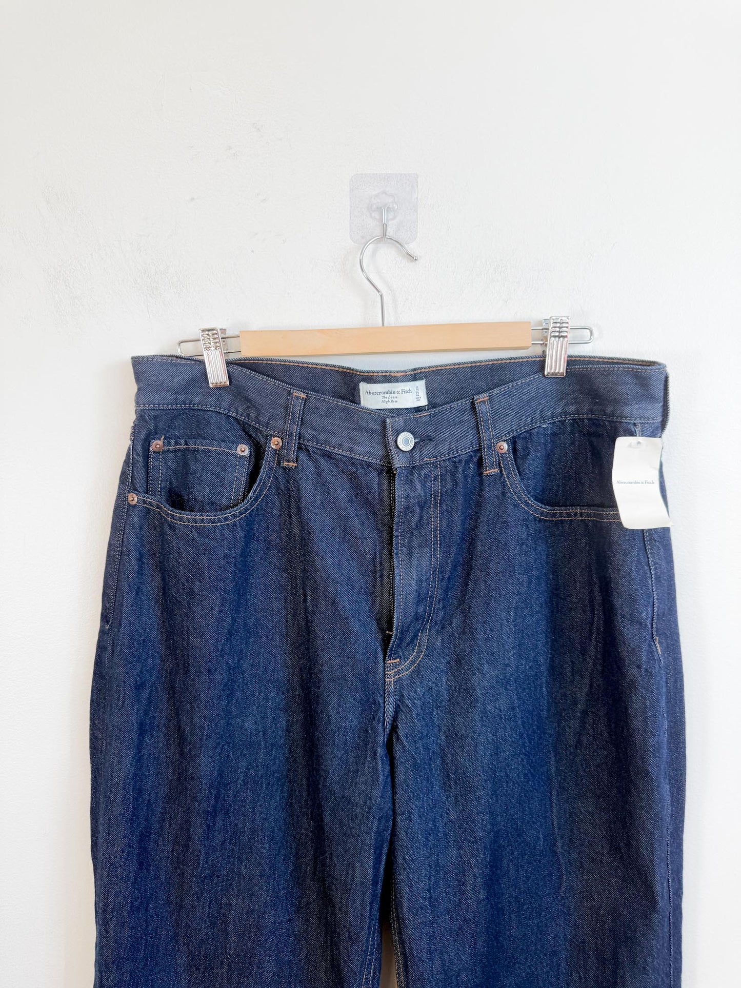 Abercrombie & Fitch "The Loose High Rise Jeans in Dark Wash" NWT (Size 31)