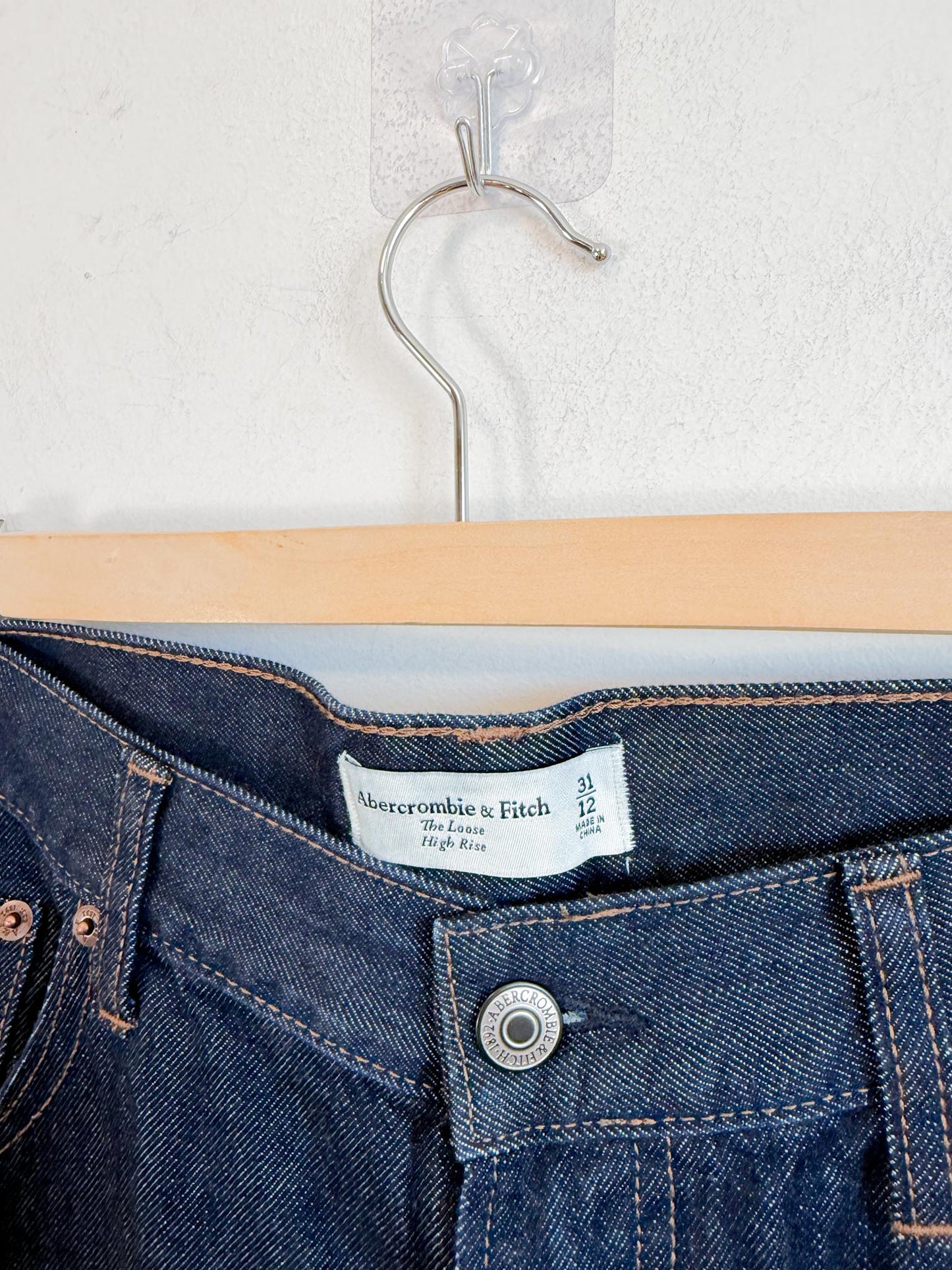 Abercrombie & Fitch "The Loose High Rise Jeans in Dark Wash" NWT (Size 31)